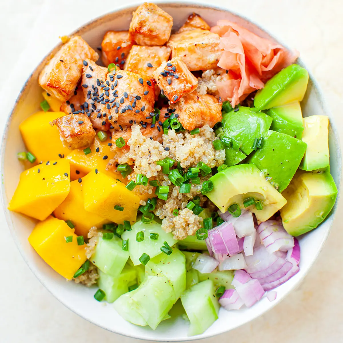 Sushi bowl z wędzonym łososiem i warzywami - Co do Bowla z łososiem sushi bowl z wędzonym łososiem i warzywami - Co do Bowla z łososiem