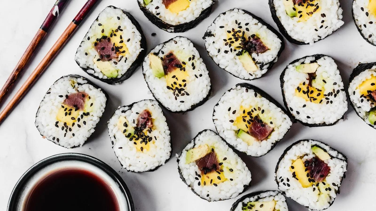 Sushi z tuńczykiem z puszki - pyszne danie z łatwo dostępnymi składnikami - Co można zrobić z tuńczykiem w puszce sushi z tuńczykiem z puszki - Co można zrobić z tuńczykiem w puszce