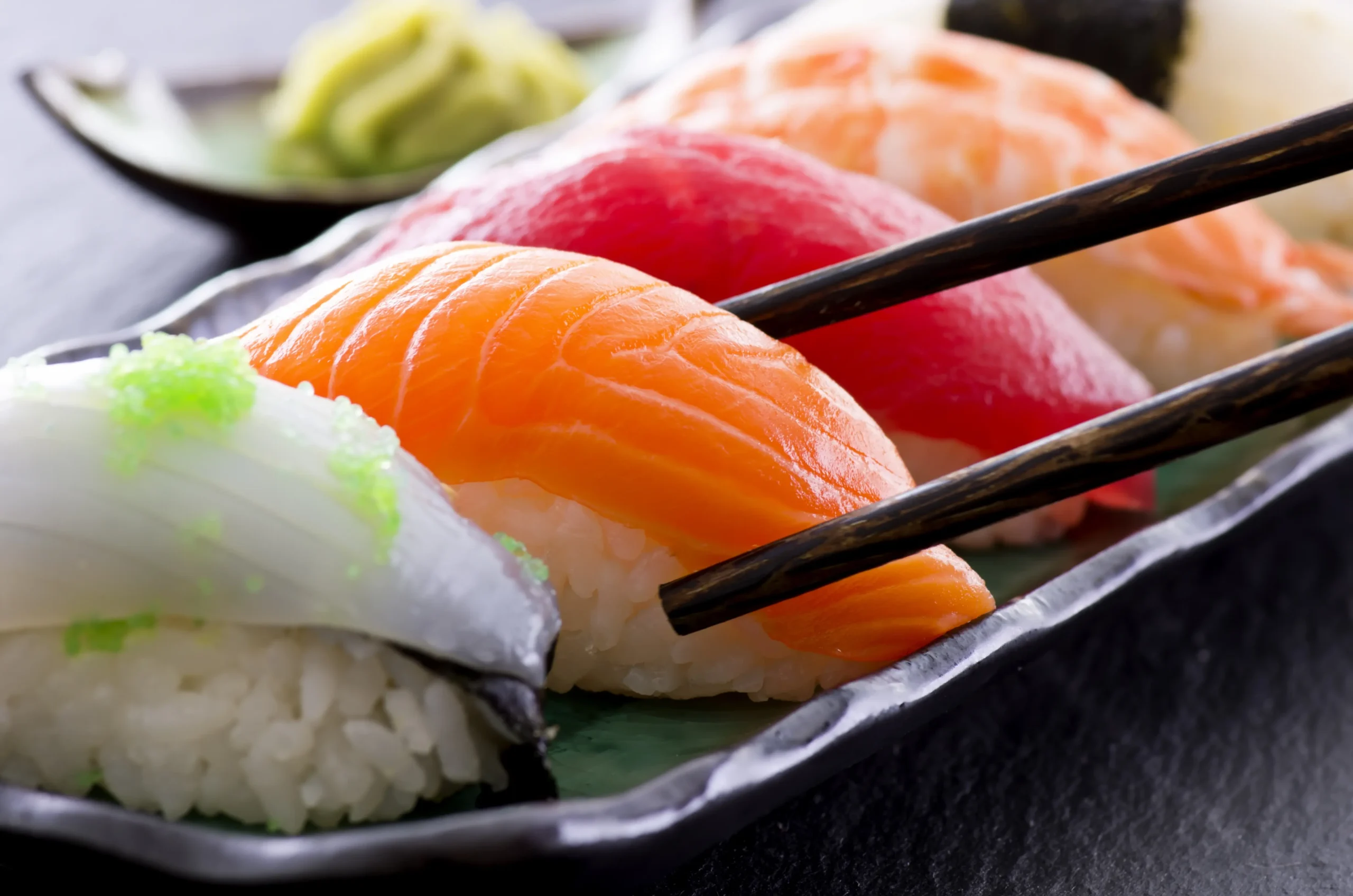 Dziki łosoś sushi – zdrowe i smaczne połączenie - Czy dziki łosoś jest zdrowy dziki losos sushi - Czy dziki łosoś jest zdrowy