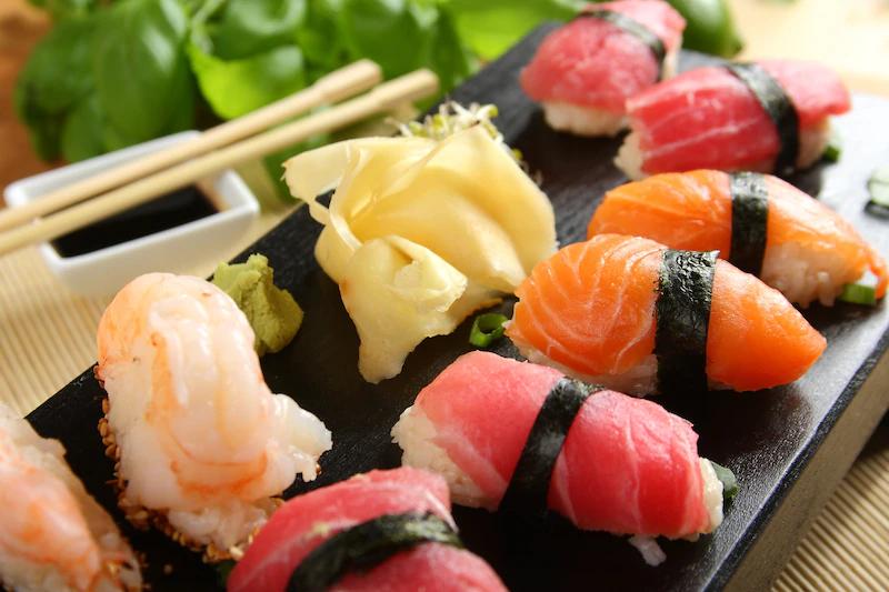 Sushi nigiri je się palcami - Czy Japończycy jedzą sushi rękami sushi nigiri je się palcami - Czy Japończycy jedzą sushi rękami