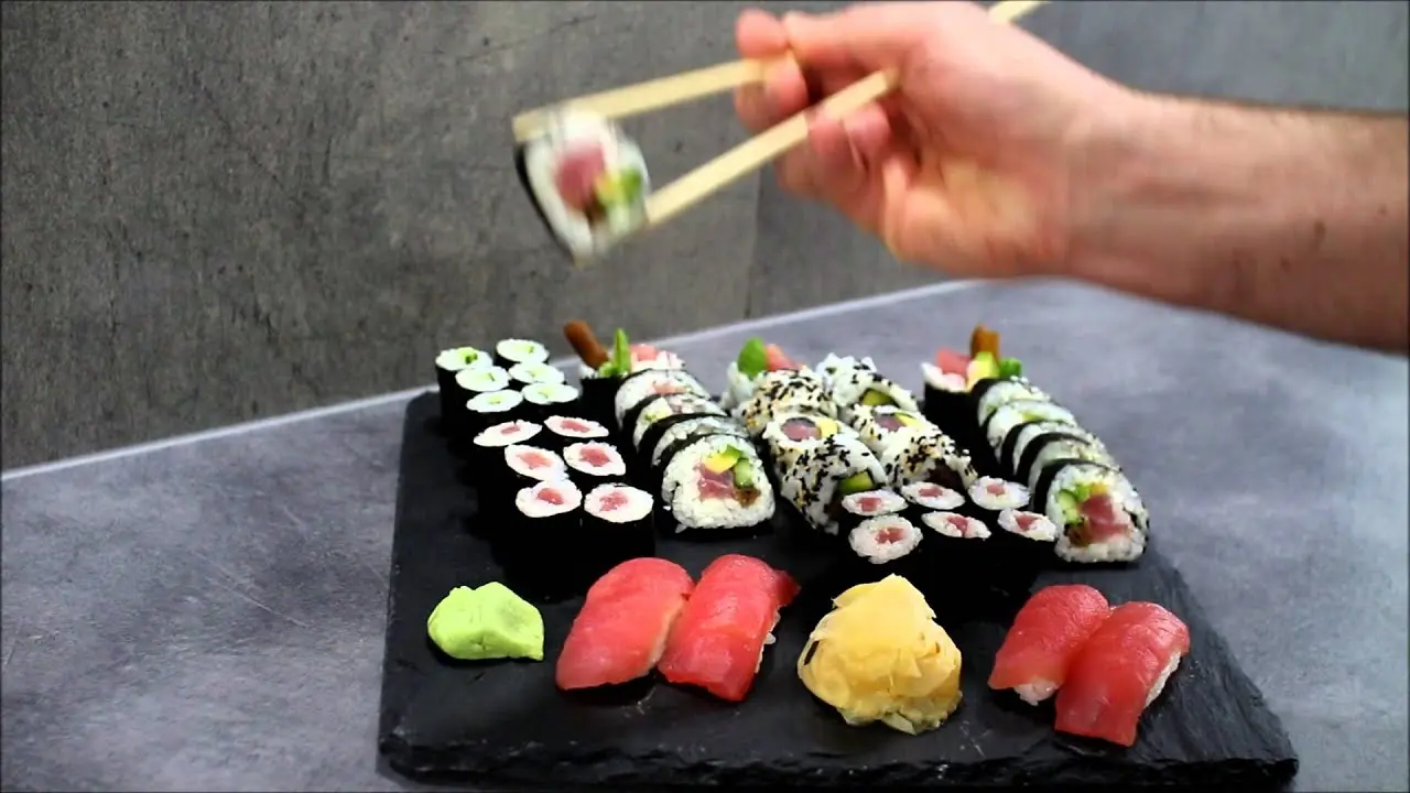 Jak jeść sushi widelcem i nożem? - Czy sushi je się w całości jak się je sushi widelcem i nożem - Czy sushi je się w całości