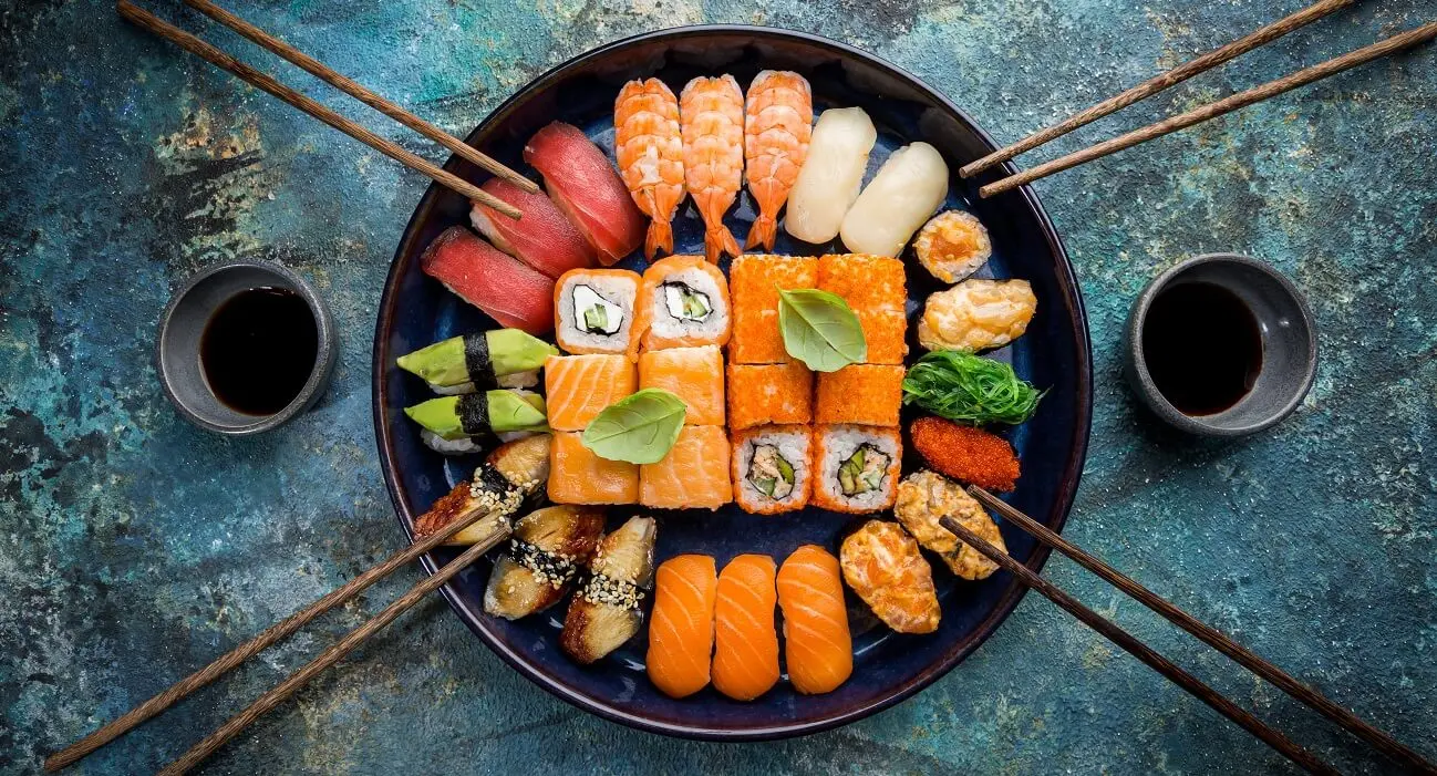Czy sushi się je rekami? - Czy sushi się je rekami jedzenie sushi rekami - Czy sushi się je rekami