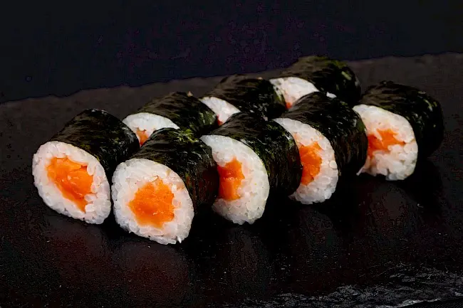 Kaloryczność uramaki: porównanie z sushi i łososiem Philadelphia - Ile kalorii ma uRAMAKI kaloryczność uramaki - Ile kalorii ma uRAMAKI