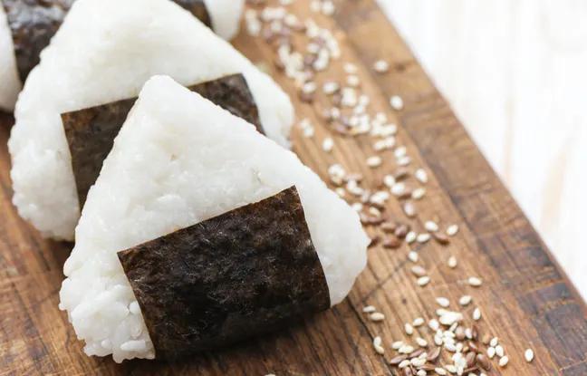 Kule ryżowe ala sushi - Japońska przekąska pełna smaku - Jak lepić Onigiri kule ryżowe ala sushi - Jak lepić Onigiri