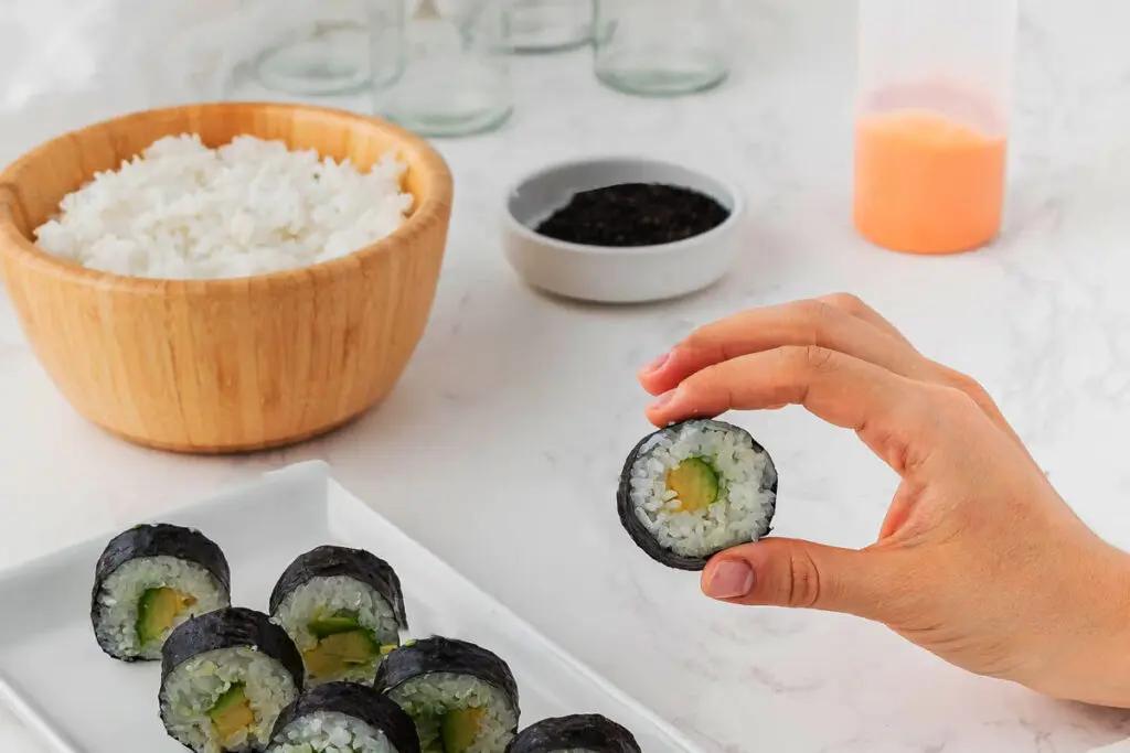 Czy można chłodzić ryż do sushi w lodówce? - Jak przechować ugotowany ryż do sushi czy można chłodzić ryż do sushi w lodówce - Jak przechować ugotowany ryż do sushi
