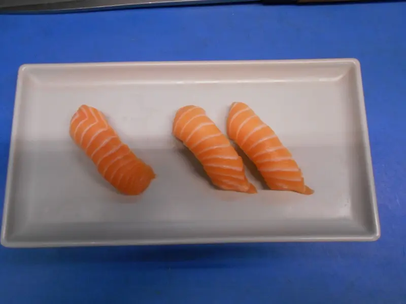 Jak kroić łososia na nigiri - Jak się kroi łososia jak kroić łososia na nigiri - Jak się kroi łososia