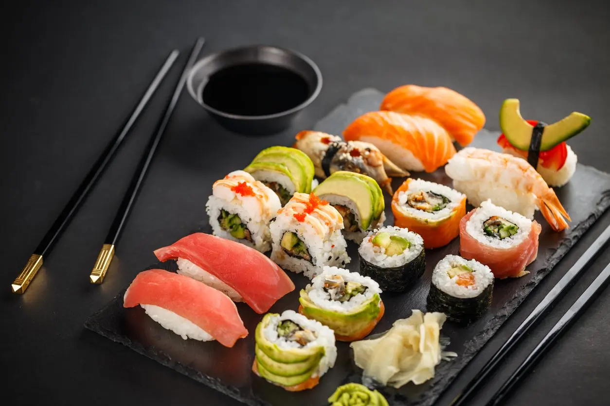 Jak ładnie podać sushi: porady i pomysły - Jak udekorować sushi jak ladnie podac sushi - Jak udekorować sushi