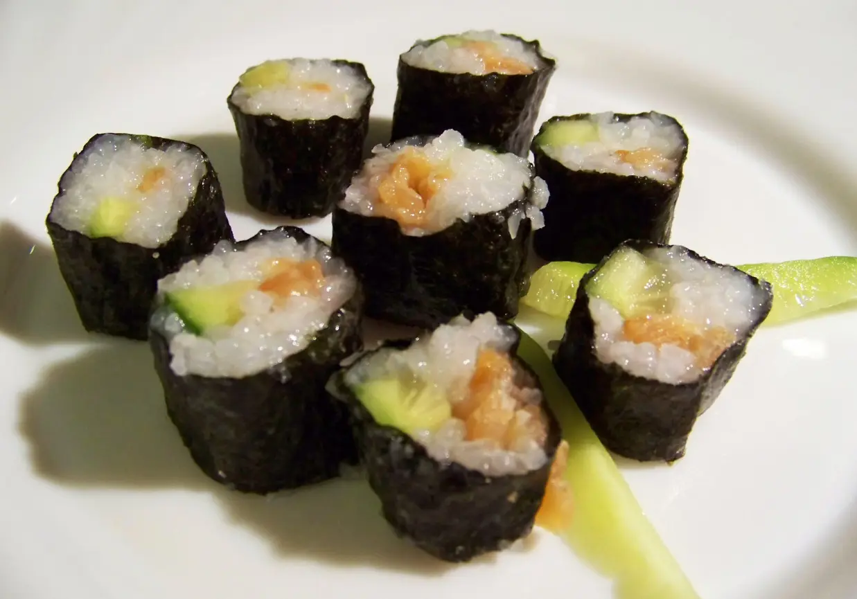 Futomaki z łososiem i ogórkiem - pyszne sushi na wyciągnięcie ręki - Jak zrobić sushi z ogórkiem futomaki z łososiem i ogórkiem - Jak zrobić sushi z ogórkiem