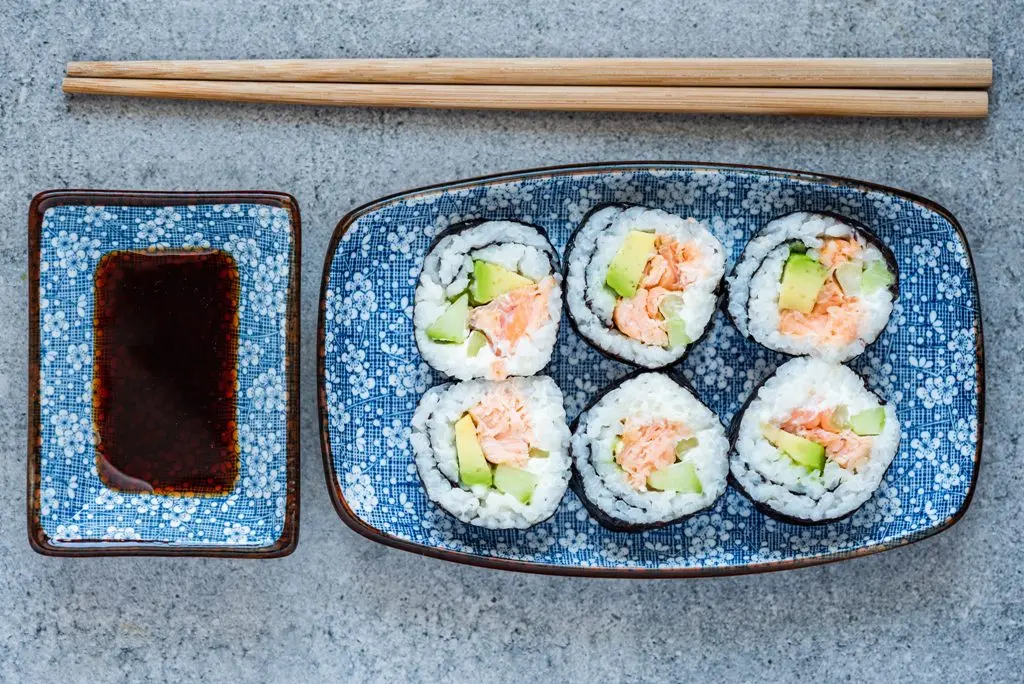 Futomaki z łososiem i majonezem - pyszna i sycąca przekąska sushi - Jakie dodatki do sushi z lososiem futomaki z łososiem i majonezem - Jakie dodatki do sushi z lososiem