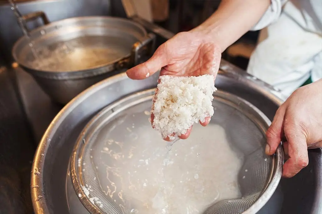 Płukanie ryżu do sushi - dlaczego jest to ważne? - Po co płucze się ryż płukanie ryżu do sushi - Po co płucze się ryż