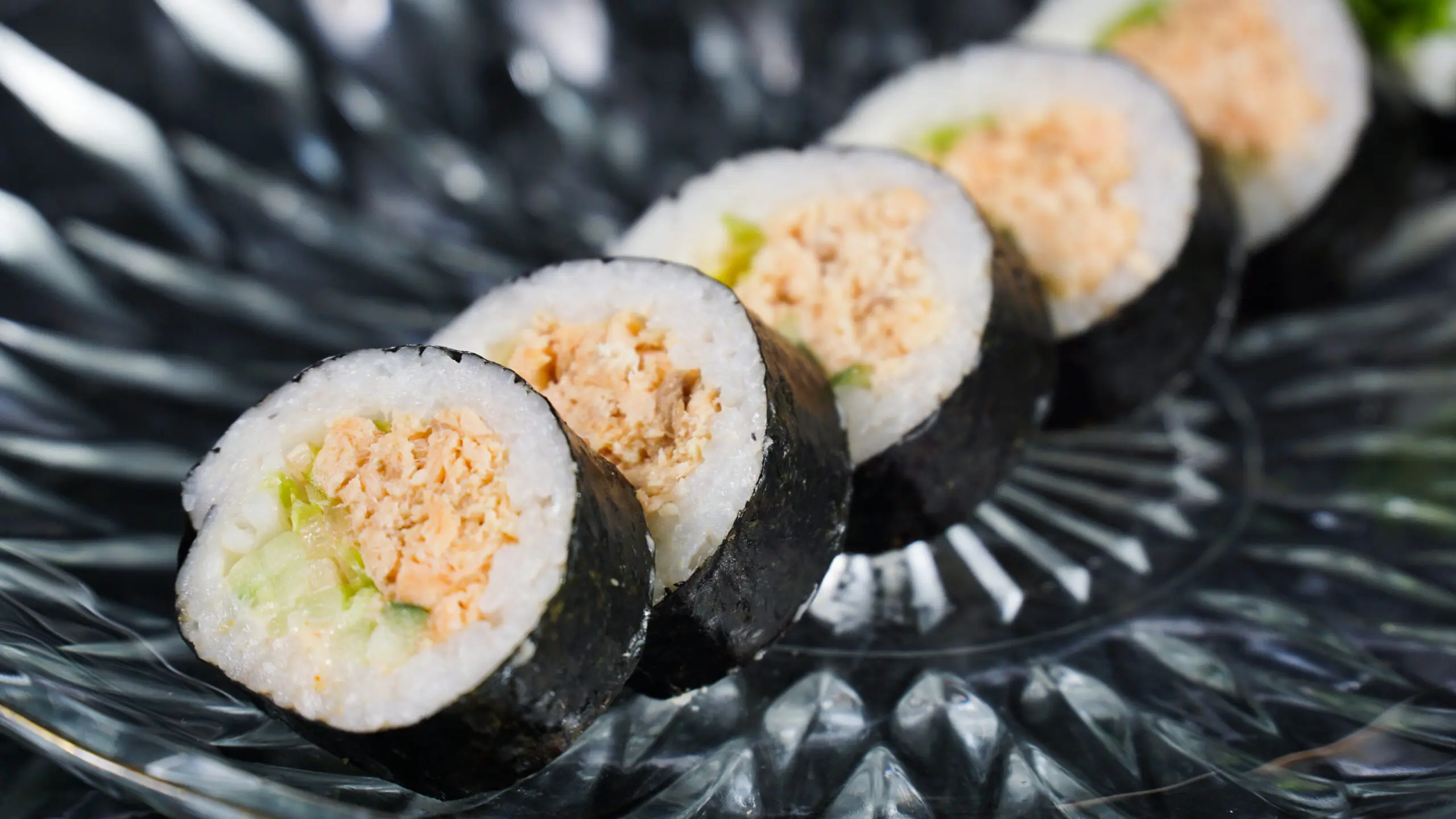 Futomaki z łososiem teriyaki: smakowity przepis na danie orientalne - Z czym podac łososia teriyaki futomaki z łososiem teriyak - Z czym podac łososia teriyaki