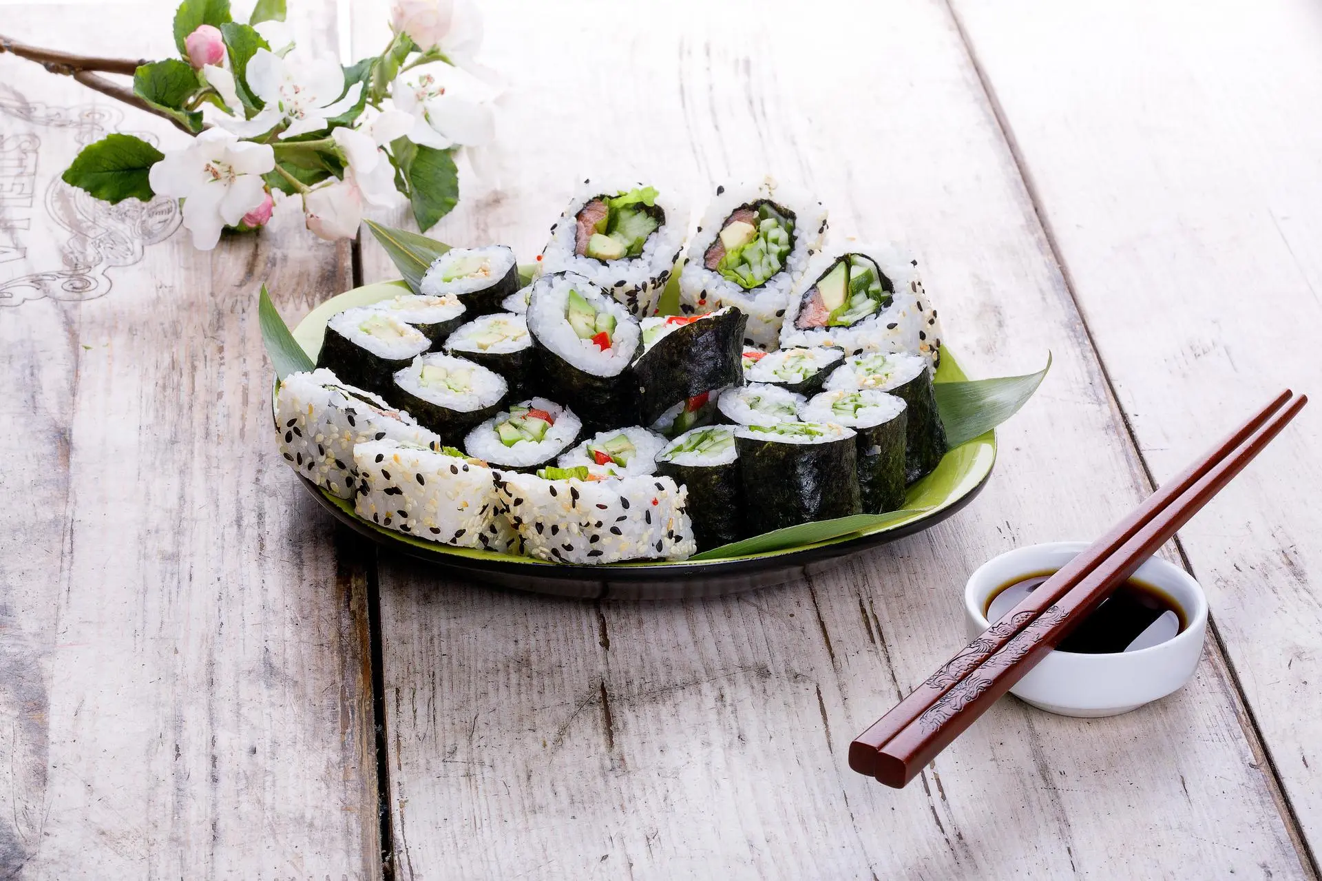Futomaki warzywne z serkiem weganski - pyszna i zdrowa alternatywa dla tradycyjnego sushi - Z czym zrobić sushi warzywne futomaki warzywne z serkiem weganski - Z czym zrobić sushi warzywne